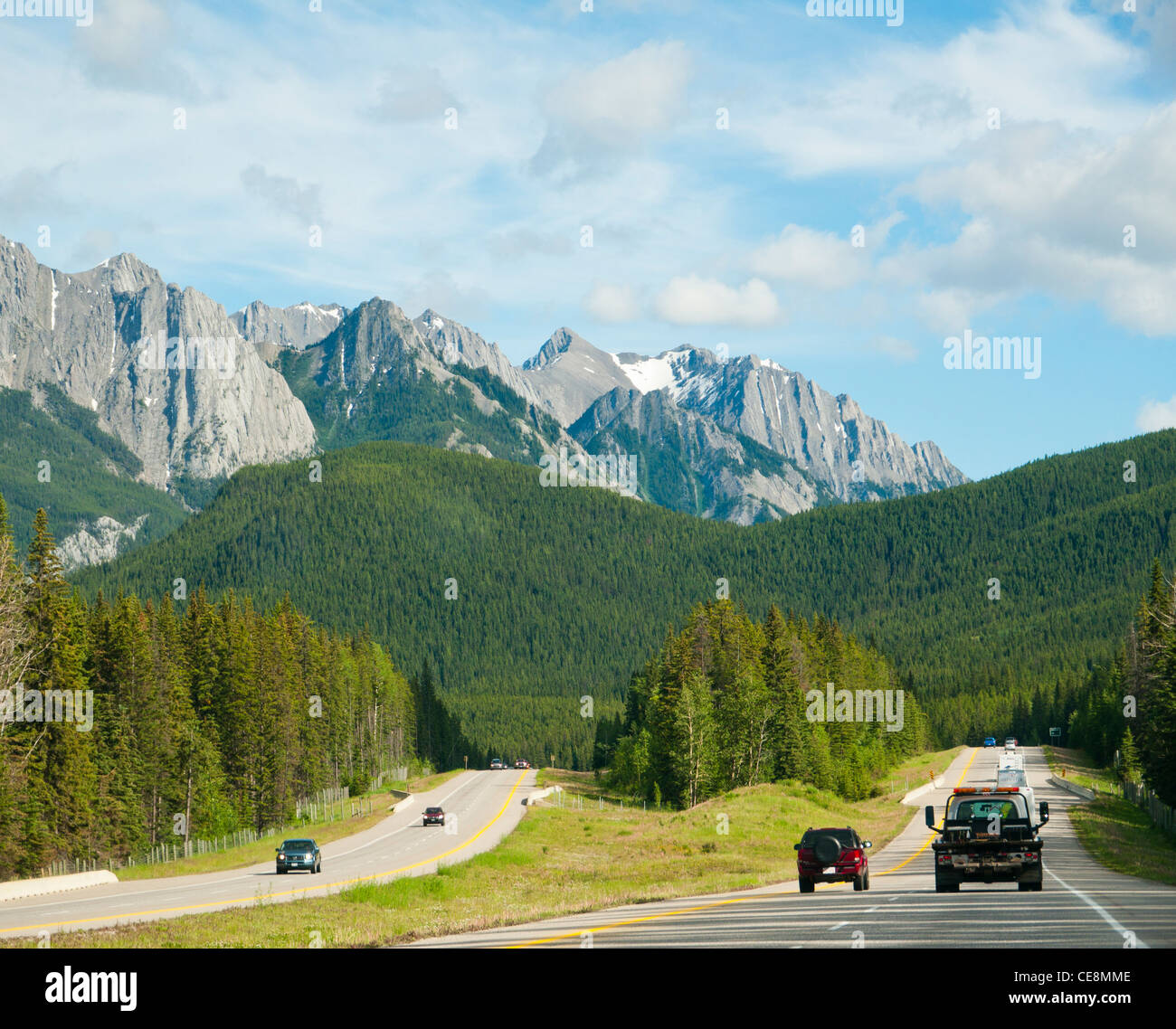 Veicoli sulla Trans Canada Highway 1 nel Parco Nazionale di Banff Alberta Canada Foto Stock