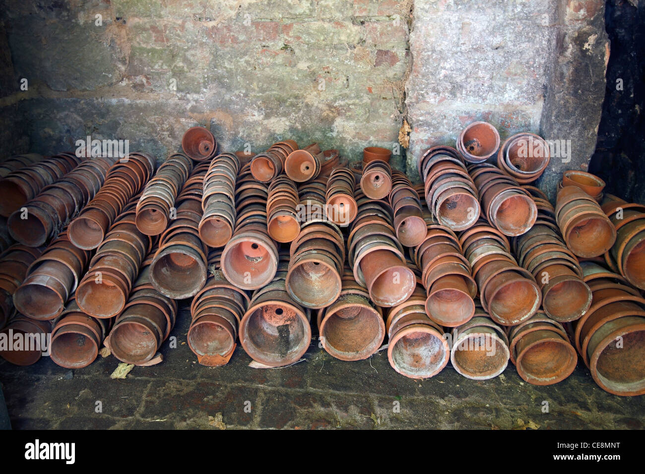 Pila di cotto rosso argilla vasi per piante in un capannone, Derbyshire, England, Regno Unito Foto Stock