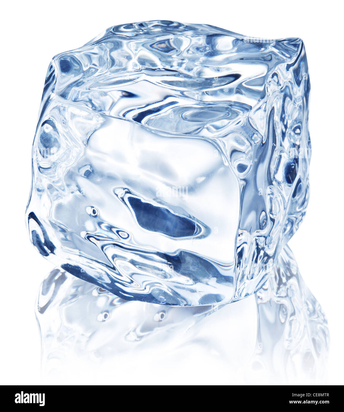 Il cubo di ghiaccio su sfondo bianco. Il file contiene il percorso di taglio. Foto Stock