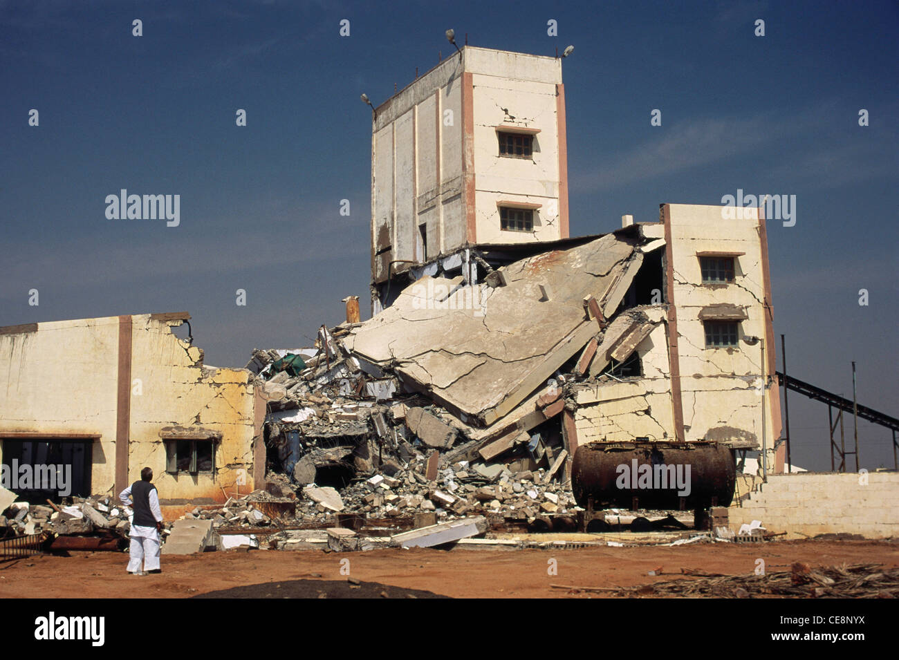 Danni da terremoto di Bhuj, terremoto del Gujarat del 2001, crollo della fabbrica di costruzione, Kutch, Gujarat, India, Asia Foto Stock