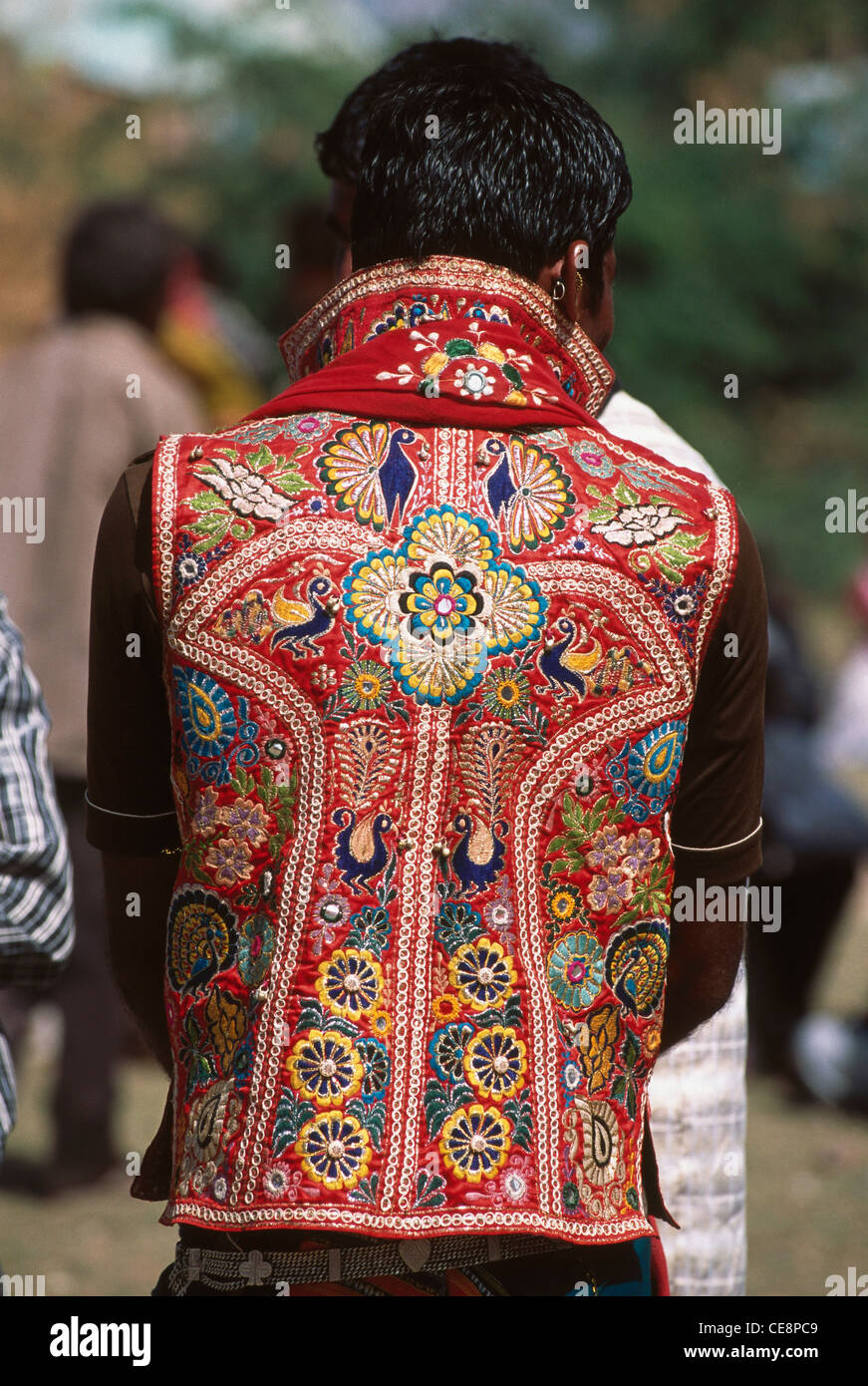 NPM 81197 : indiano camicia ricamata ; Tarnetar fair ; A ; il Gujarat ; india Foto Stock