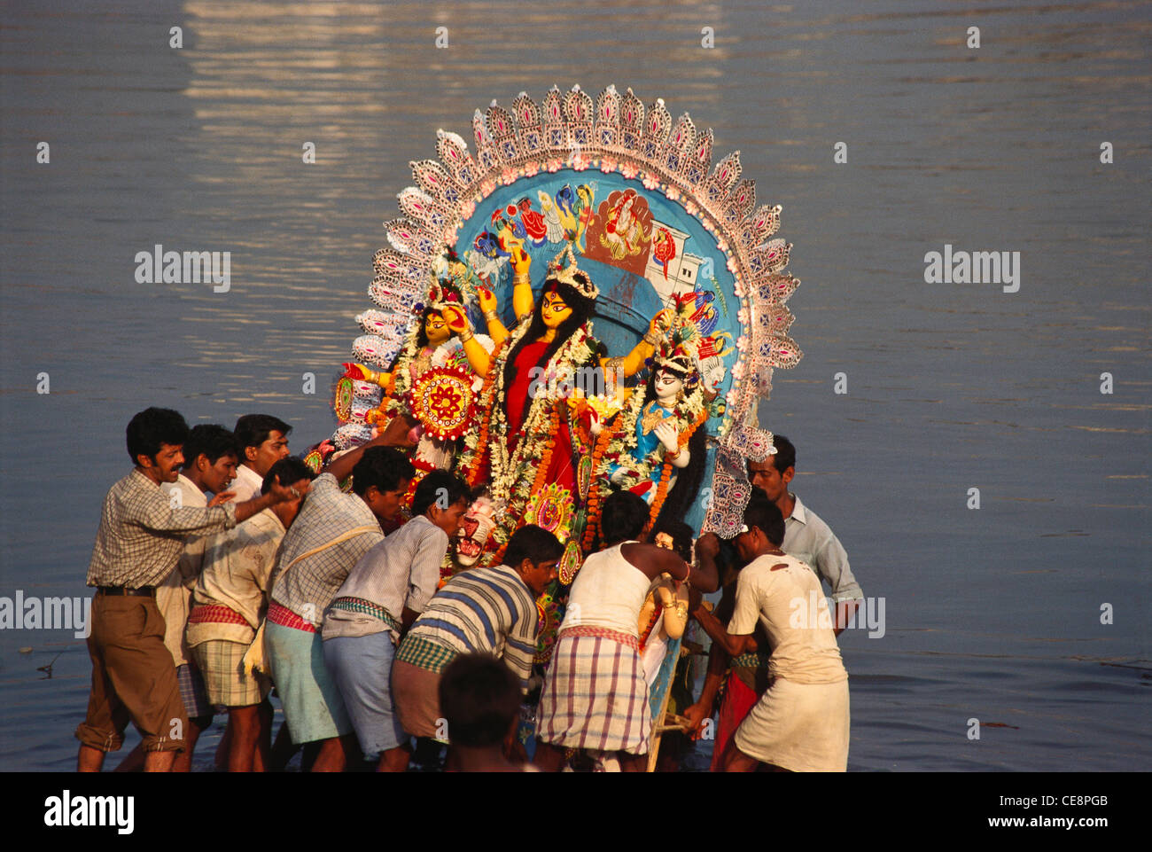 Dea indiana Durga essendo immerso nel fiume hoogly dopo Pooja puja festival calcutta kolkata west bengal india Foto Stock