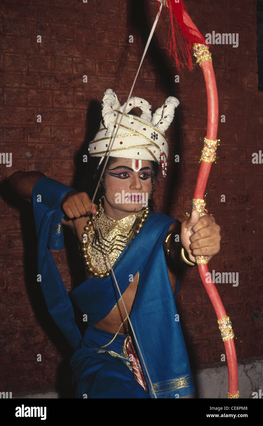 RKW 81231 : bambino attore come Signore Rama con arco e frecce in ramleela Dussera Dusera festival indiano india Foto Stock