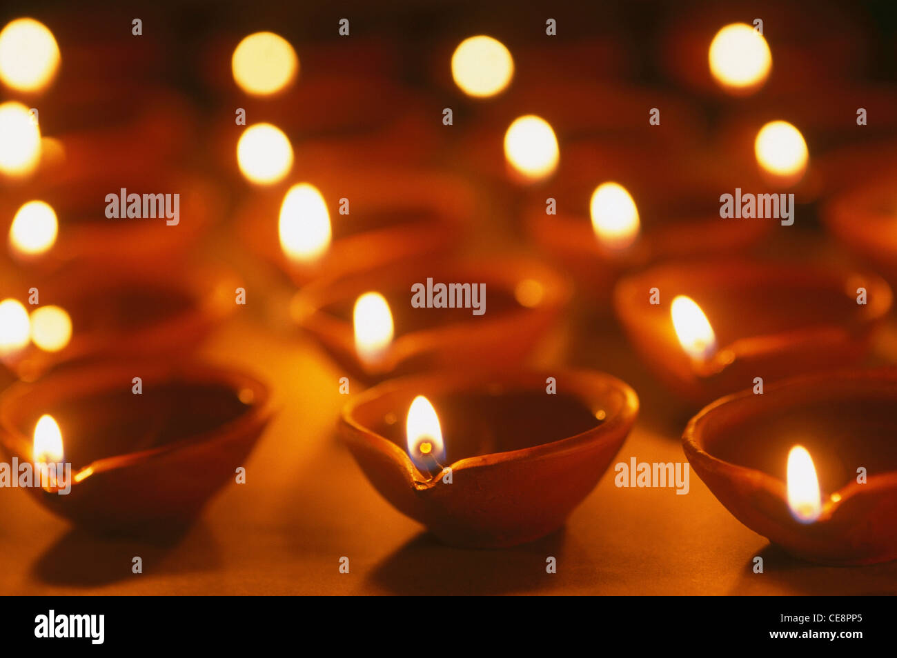 Diyas ; Diya, diyo, deya, divaa, deepa, deepam, deepak, lampada ad olio ; Festival di Diwali ; bombay ; mumbai ; Maharashtra ; india ; asia Foto Stock