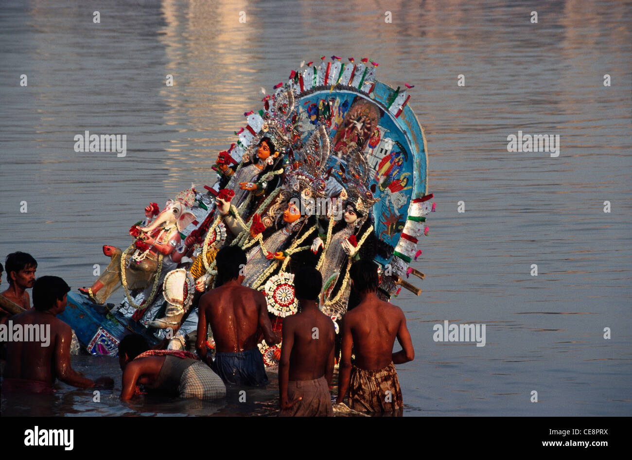 DBA 81312 : Dea Indiana Durga immersione nel fiume Hoogly al festival puja calcutta kolkata west bengal india Foto Stock