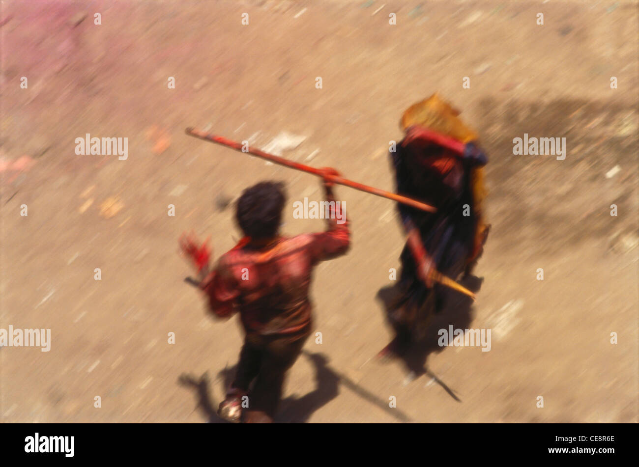 Donna Uomo lotta Holi festival ; rang panchami ; hola moholu punjabi ; Mumbai Bombay ; maharashtra ; india Foto Stock