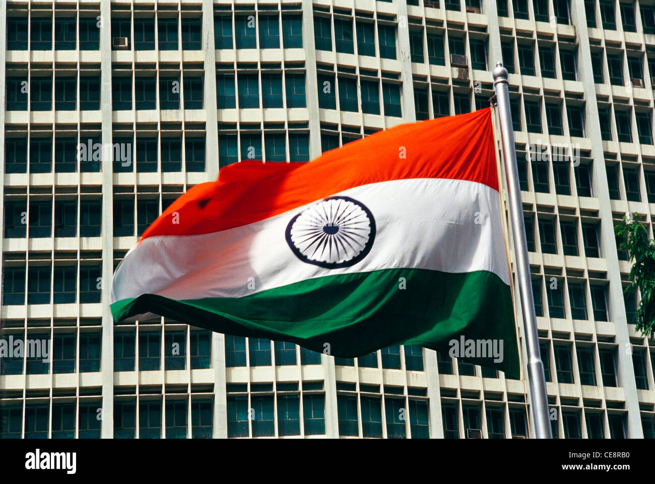 Bandiera indiana di volo India flutting il giorno dell'indipendenza ; India ; Asia Foto Stock