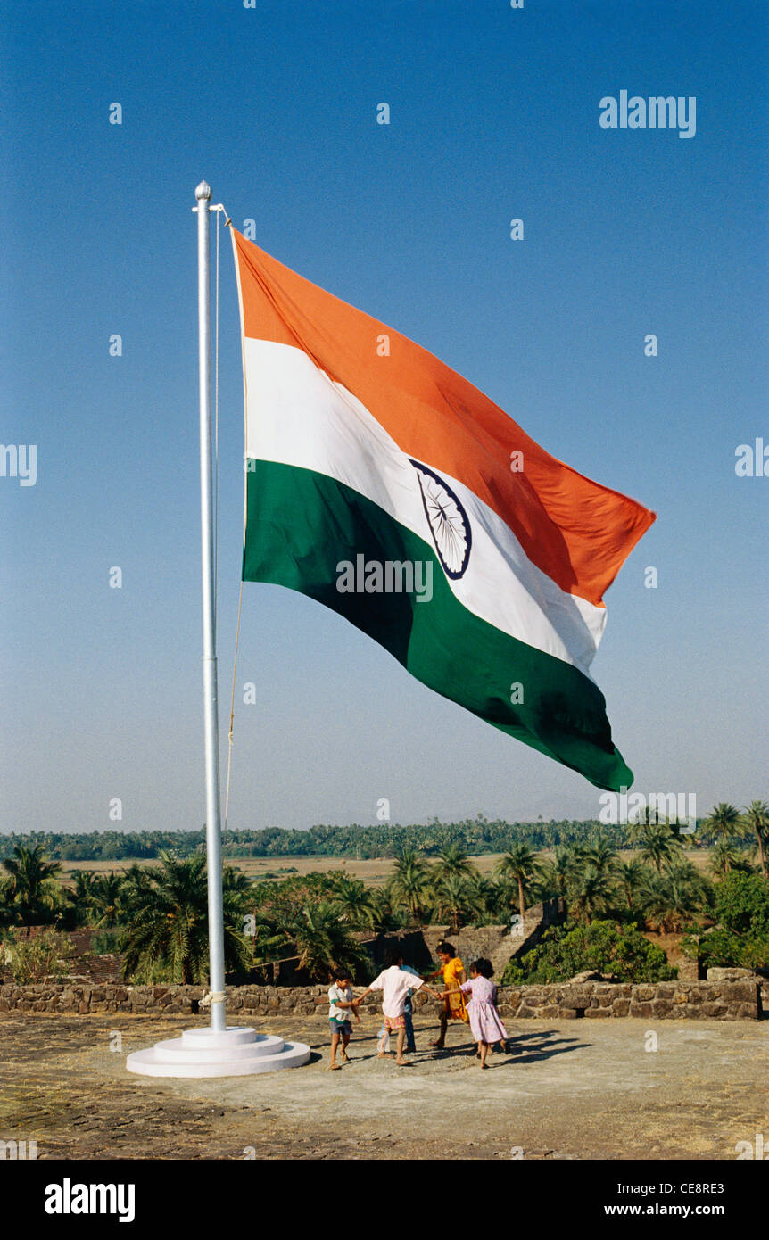 I bambini indiani che giocano sotto la bandiera dell'India celebrano la Giornata dell'Indipendenza dell'India Foto Stock