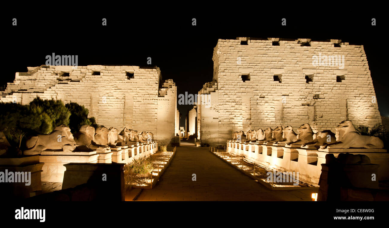 Antico tempio egiziano di Karnak Luxor illuminata di notte durante lo spettacolo di suoni e luci Foto Stock