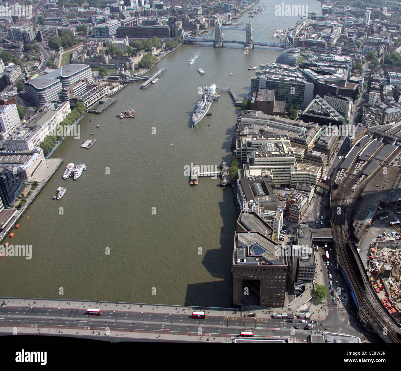 Immagine aerea del Tamigi a Londra London Bridge, guardando ad est verso la HMS Belfast e il Tower Bridge, Southwark, Londra SE1 Foto Stock