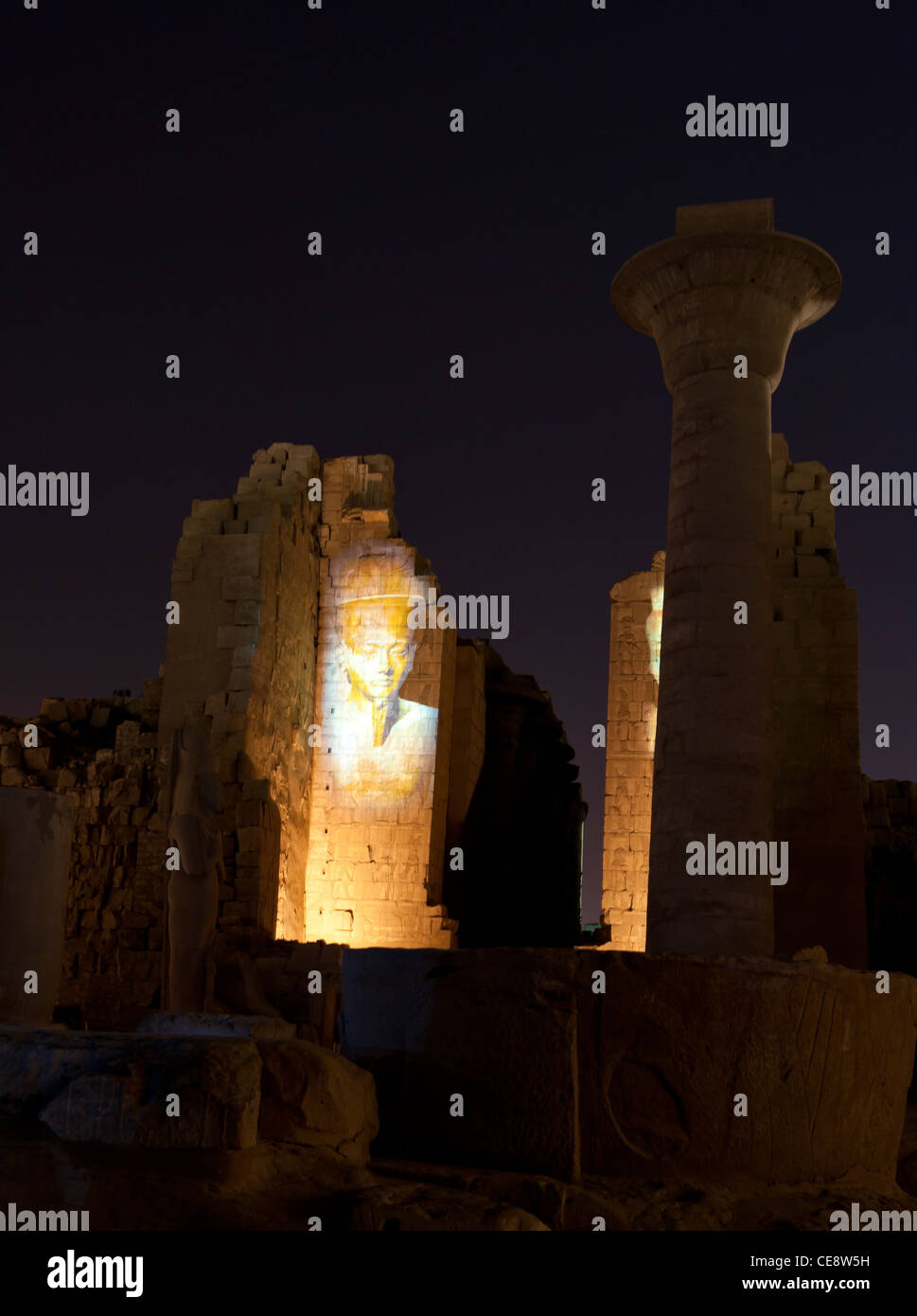 Antico tempio egiziano di Karnak Luxor illuminata di notte durante lo spettacolo di suoni e luci Foto Stock