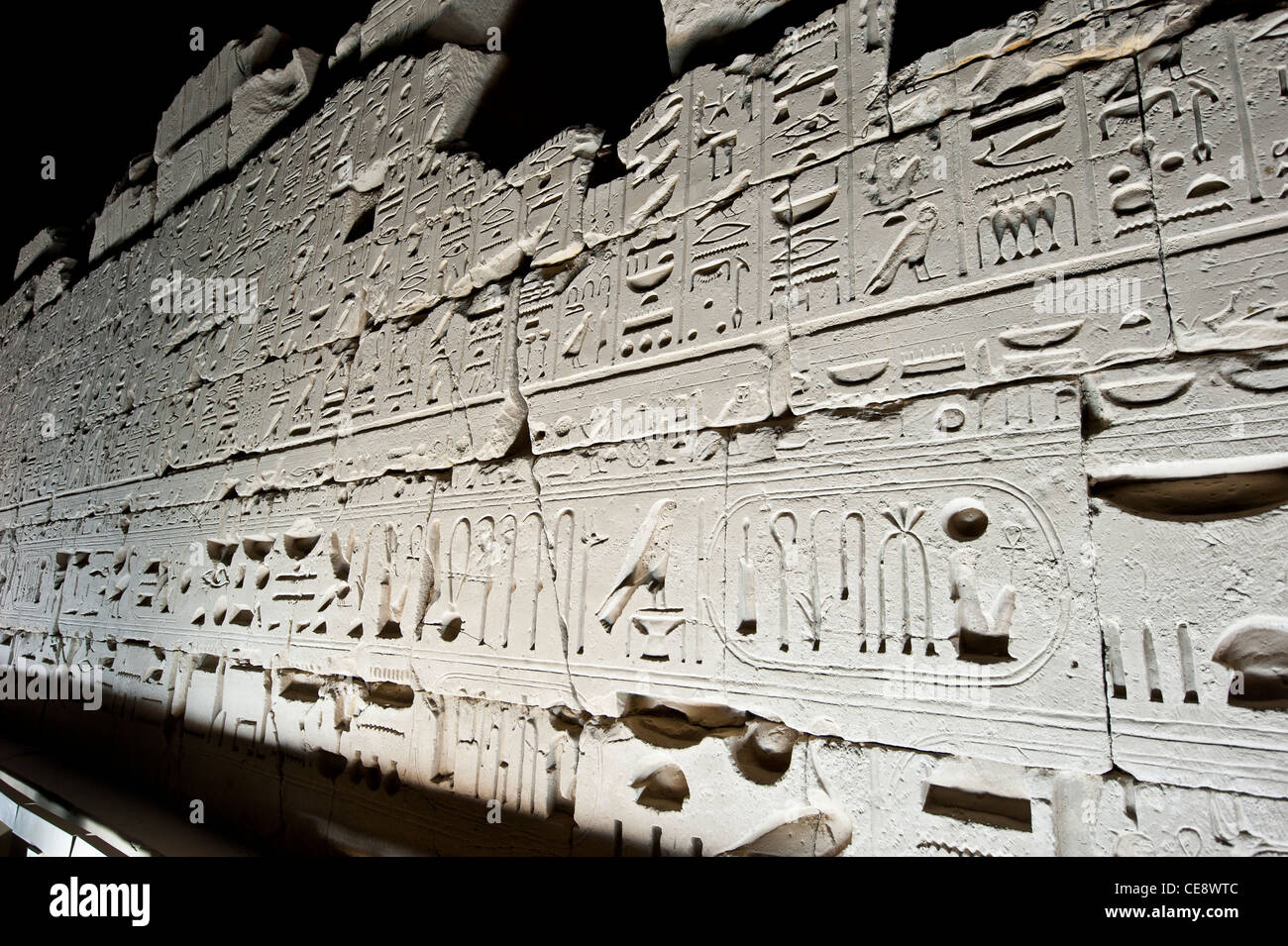 Antico tempio egiziano di Karnak Luxor illuminata di notte durante lo spettacolo di suoni e luci Foto Stock