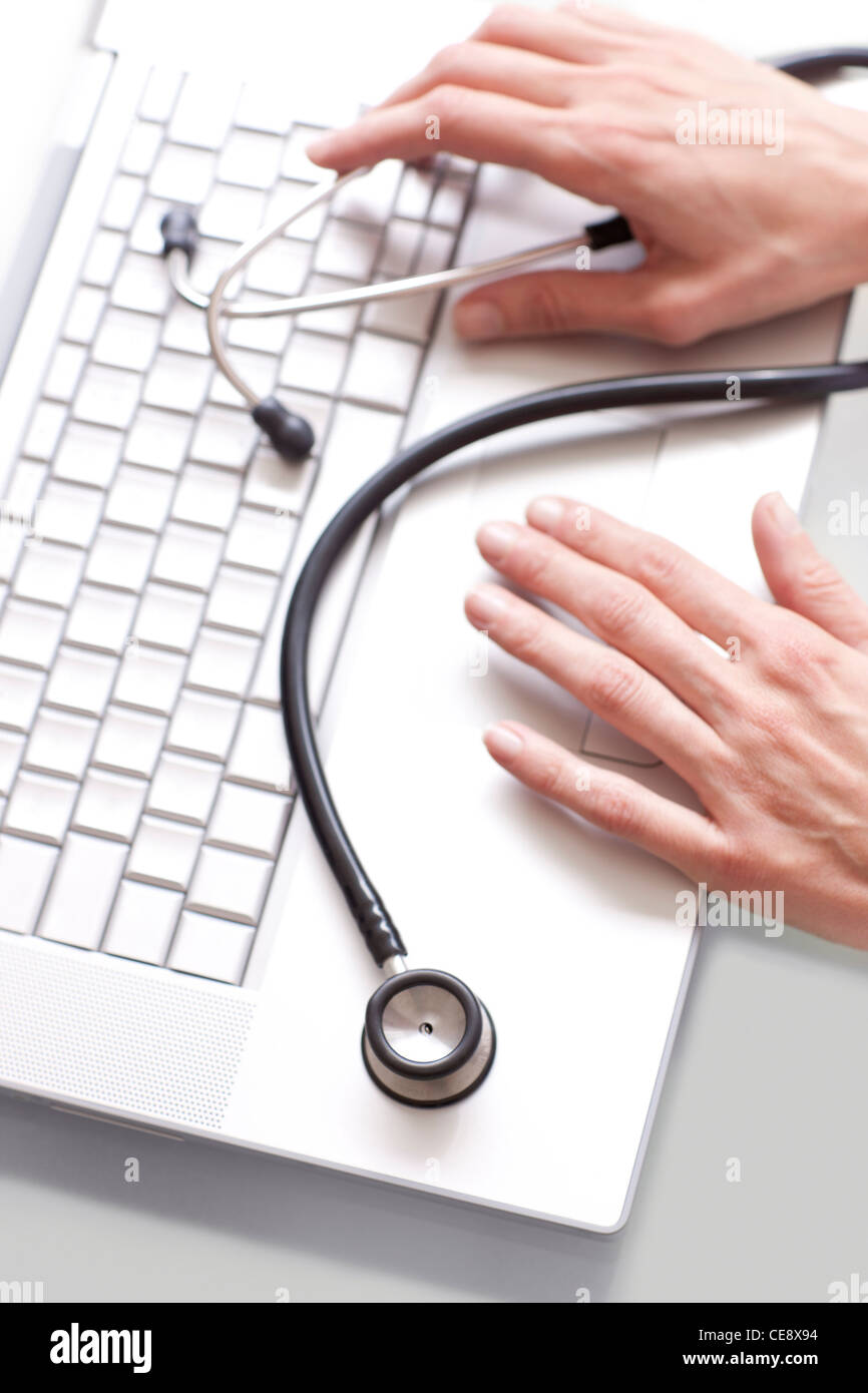 Modello rilasciato. Medico usando un computer portatile. Foto Stock
