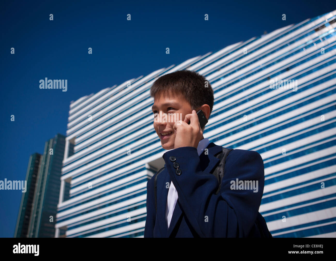 Kid sul telefono ad Astana, Kazakistan Foto Stock