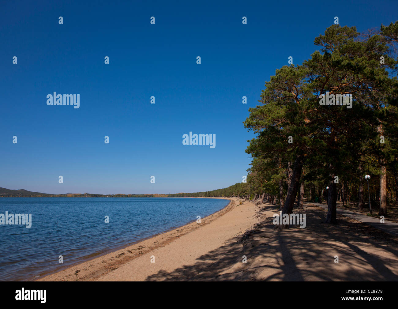 Spiaggia sulle rive del lago Burabay, Kazakistan Foto Stock
