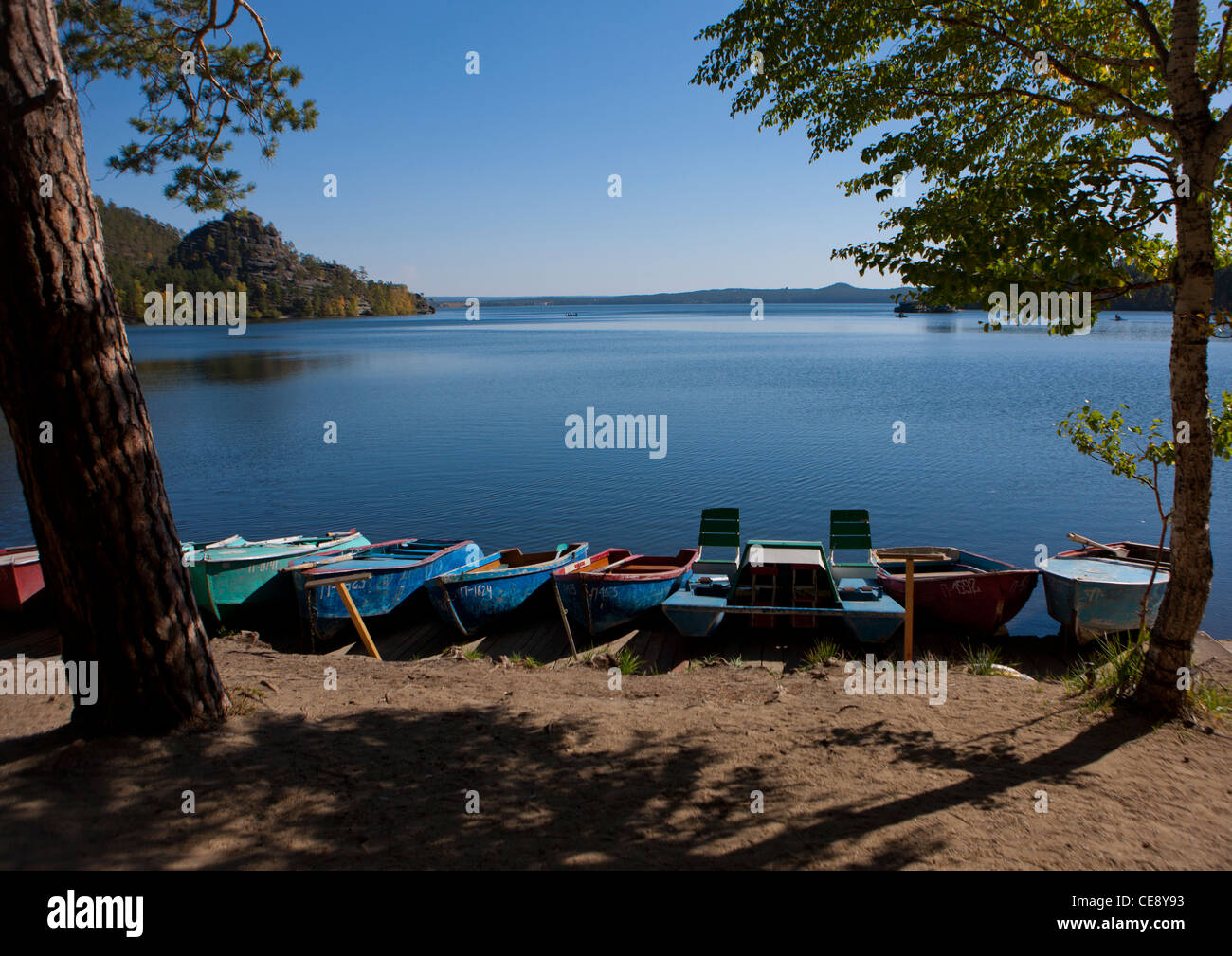 Piccole imbarcazioni sulla riva del lago Burabay, Kazakistan Foto Stock