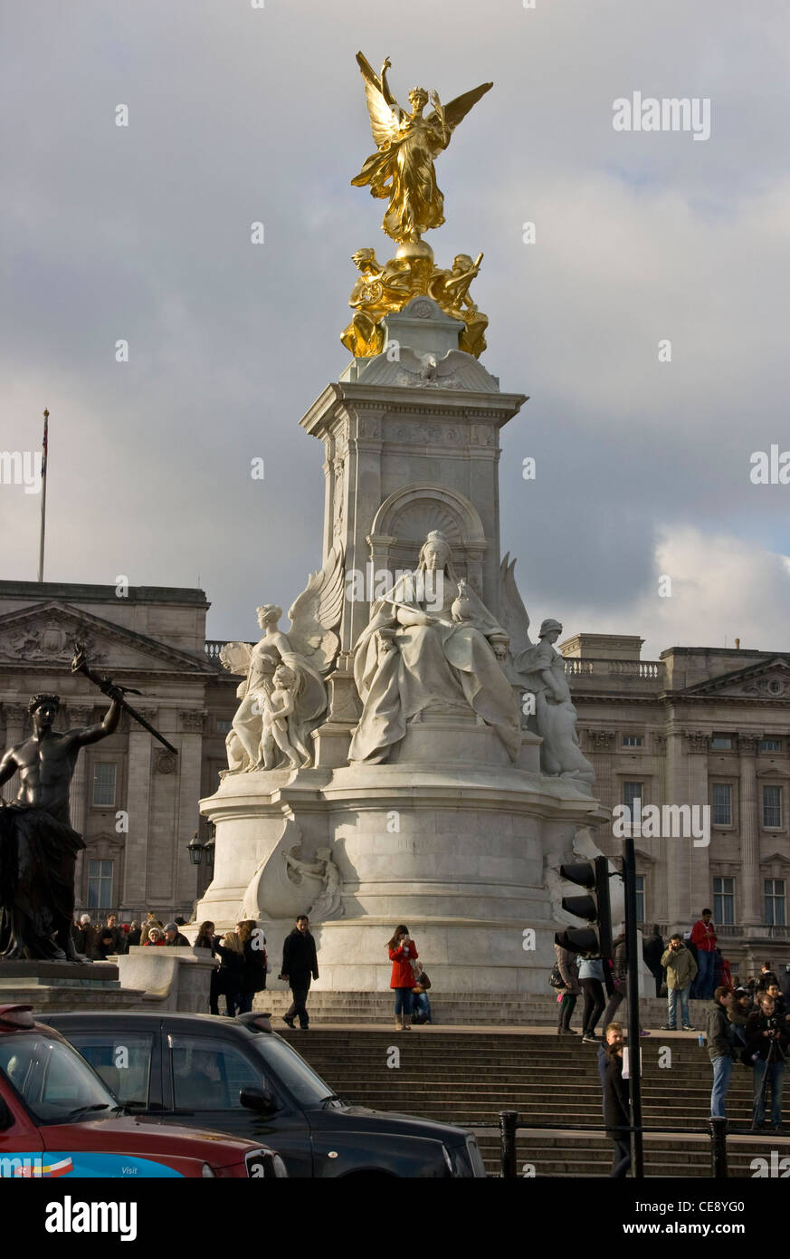 Grado 1 elencati in marmo Victoria Memorial da Sir Thomas Brock Buckingham Palace Queen's Gardens Londra Inghilterra Europa Foto Stock