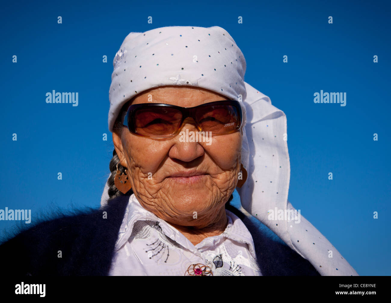 Miss Nina una vecchia donna con occhiali da sole, Astana, Kazakistan Foto  stock - Alamy