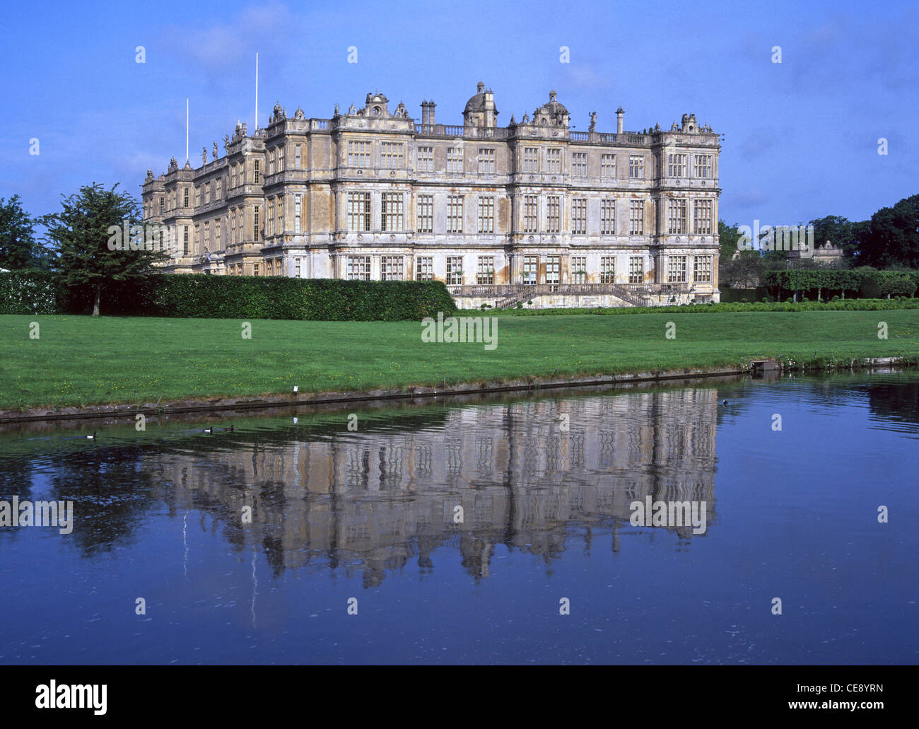 Longleat Elizabethan Country House & inglese maestoso paesaggio domestico riflesso in lago casa della Marquess of Bath vicino Warminster Wiltshire Inghilterra Regno Unito Foto Stock