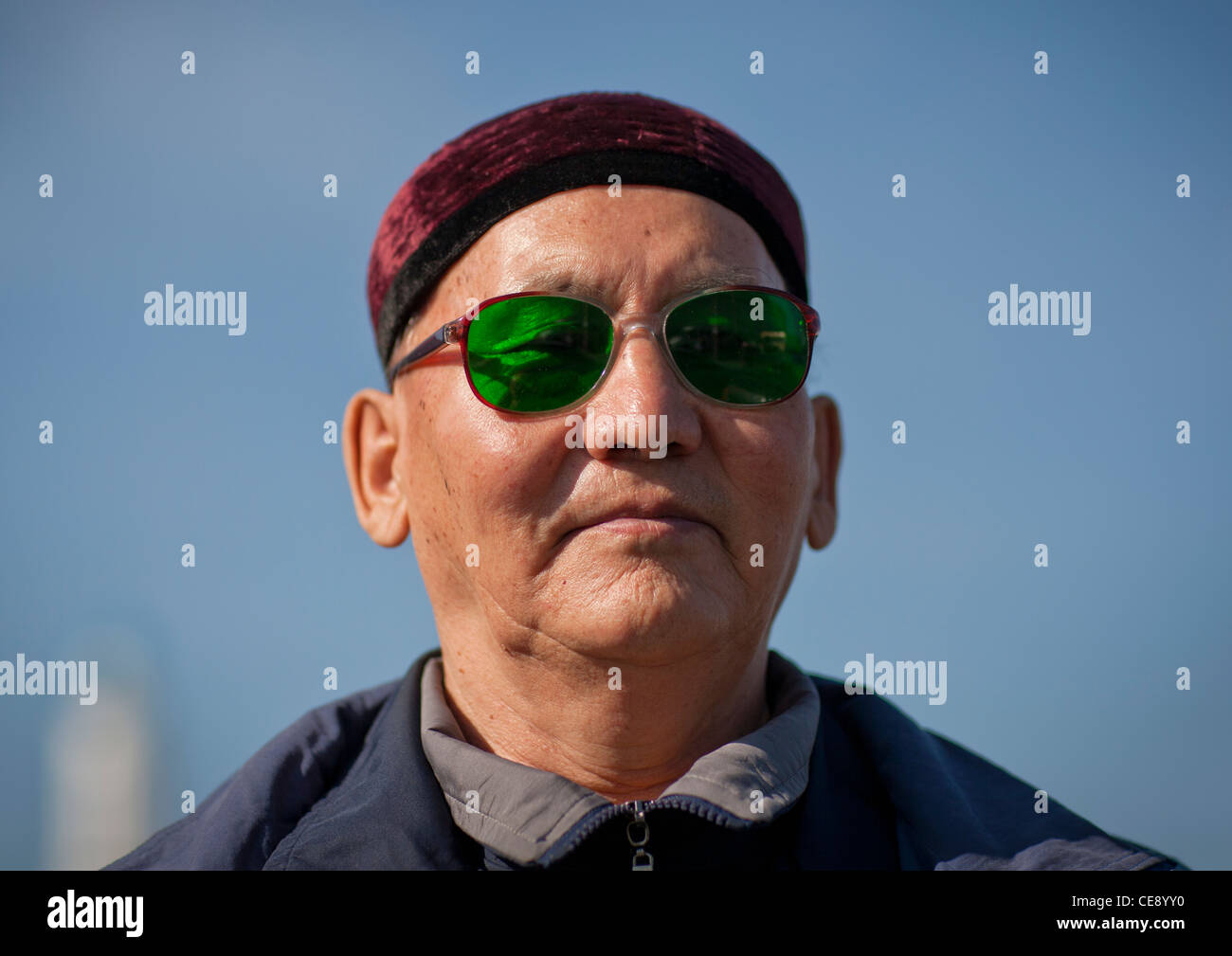 Uomo musulmane di indossare occhiali da sole, Astana, Kazakistan Foto stock  - Alamy