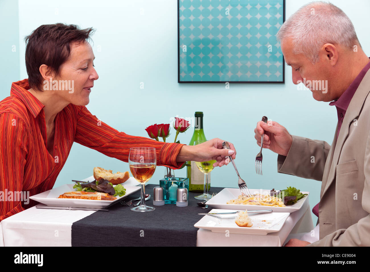 Foto di una coppia matura di pranzare in un ristorante, sta provando il suo piatto di pasta. Foto Stock