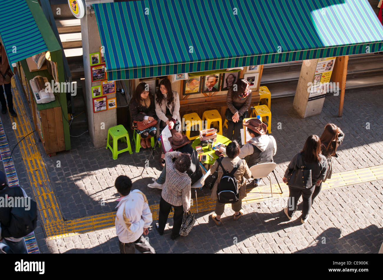 Colpo d'occhio dell'artista di strada ritratto di disegno sul terreno di Ssamziegil shopping mall, Insadong, Jongno-Gu, Seoul Foto Stock