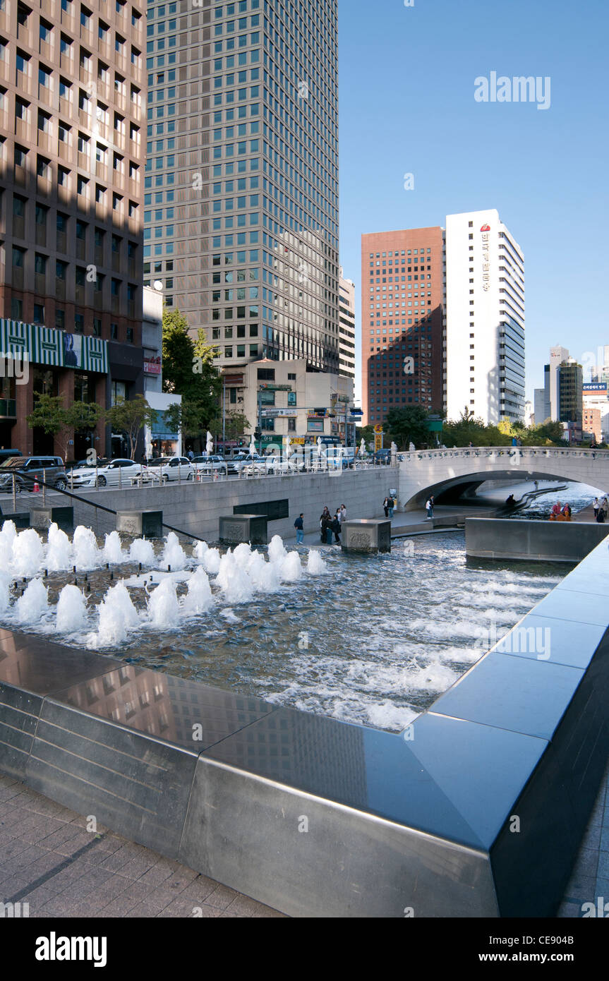 Cheonggyecheon, pubblico moderno spazio ricreativo aperto nel 2005, ormai popolare per la gente del posto e i turisti stranieri, Seoul, Corea Foto Stock