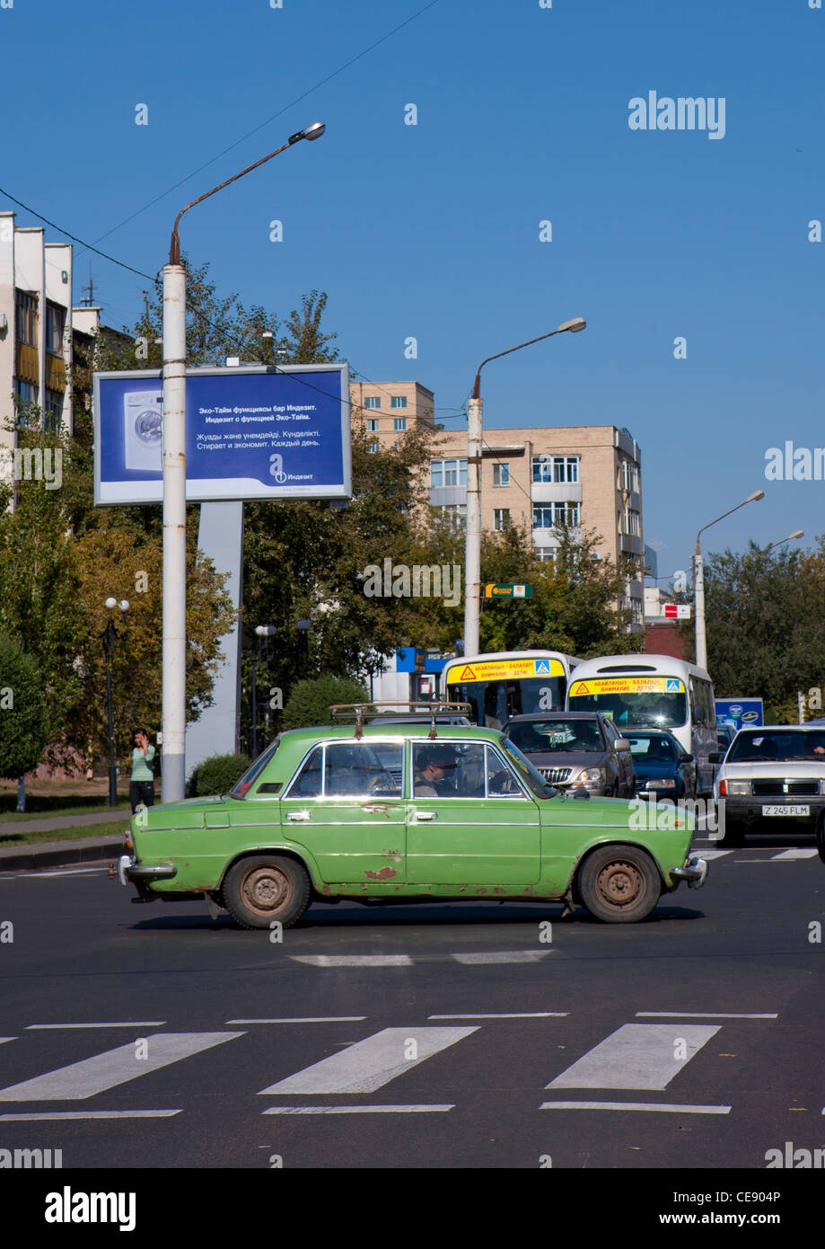 Vecchia Lada Automobile in Astana strade, Kazakistan Foto Stock