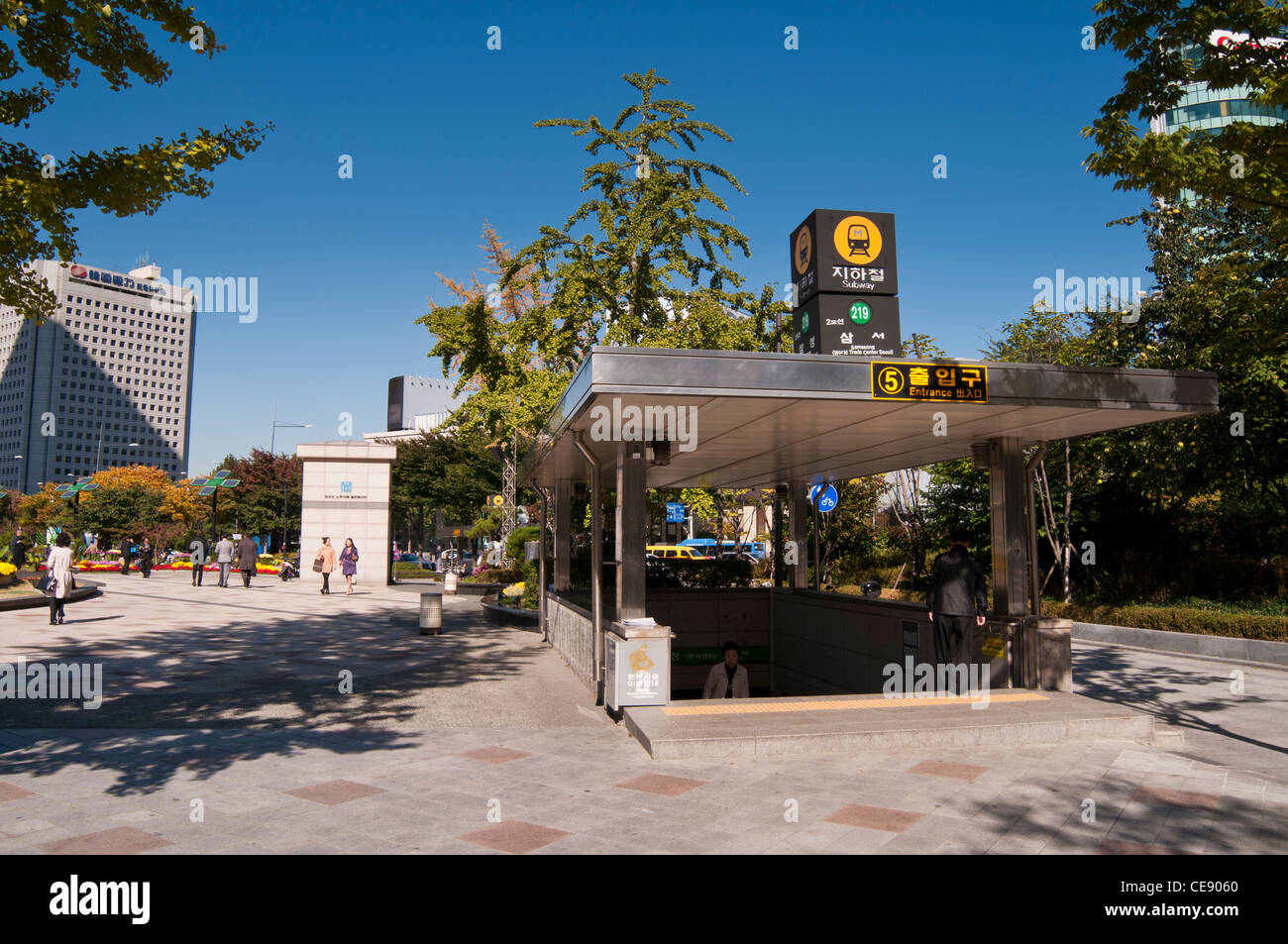 La metropolitana ingresso della stazione di Samsung in Samsung Dong, Gangnam Gu, Seoul, Corea Foto Stock
