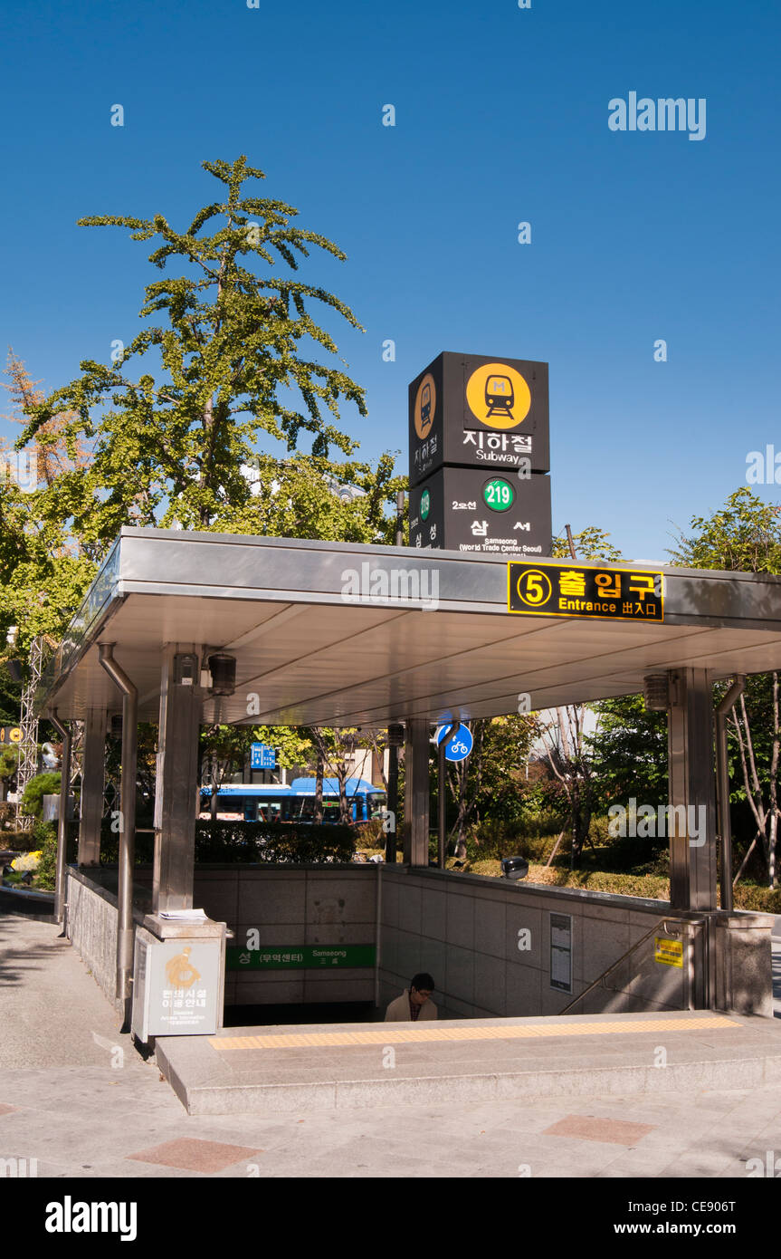 La metropolitana ingresso della stazione di Samsung in Samsung Dong, Gangnam Gu, Seoul, Corea Foto Stock