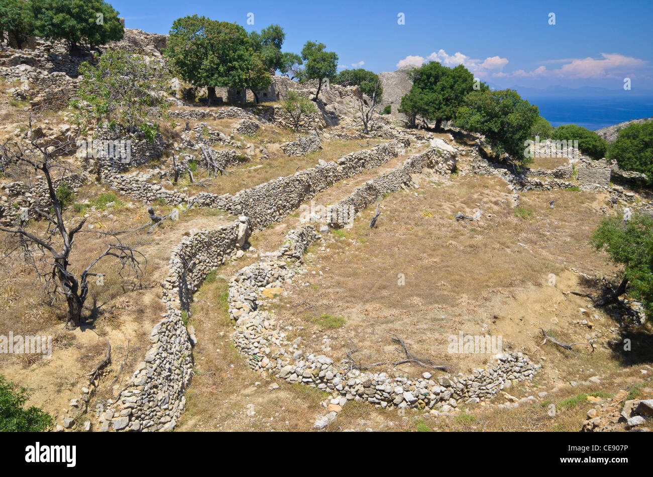Muri in pietra a secco intorno alla collina abbandonata città di Mikro Chorio su Tilos Island, Grecia Foto Stock