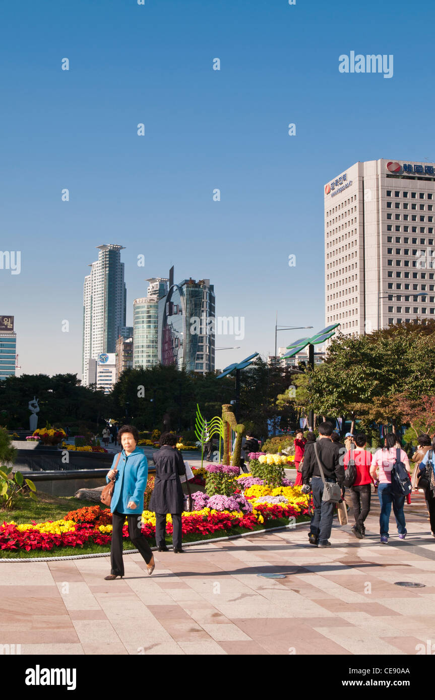 Moderni edifici di vetro e pedoni, Gangnam Gu, Seoul, Corea Foto Stock