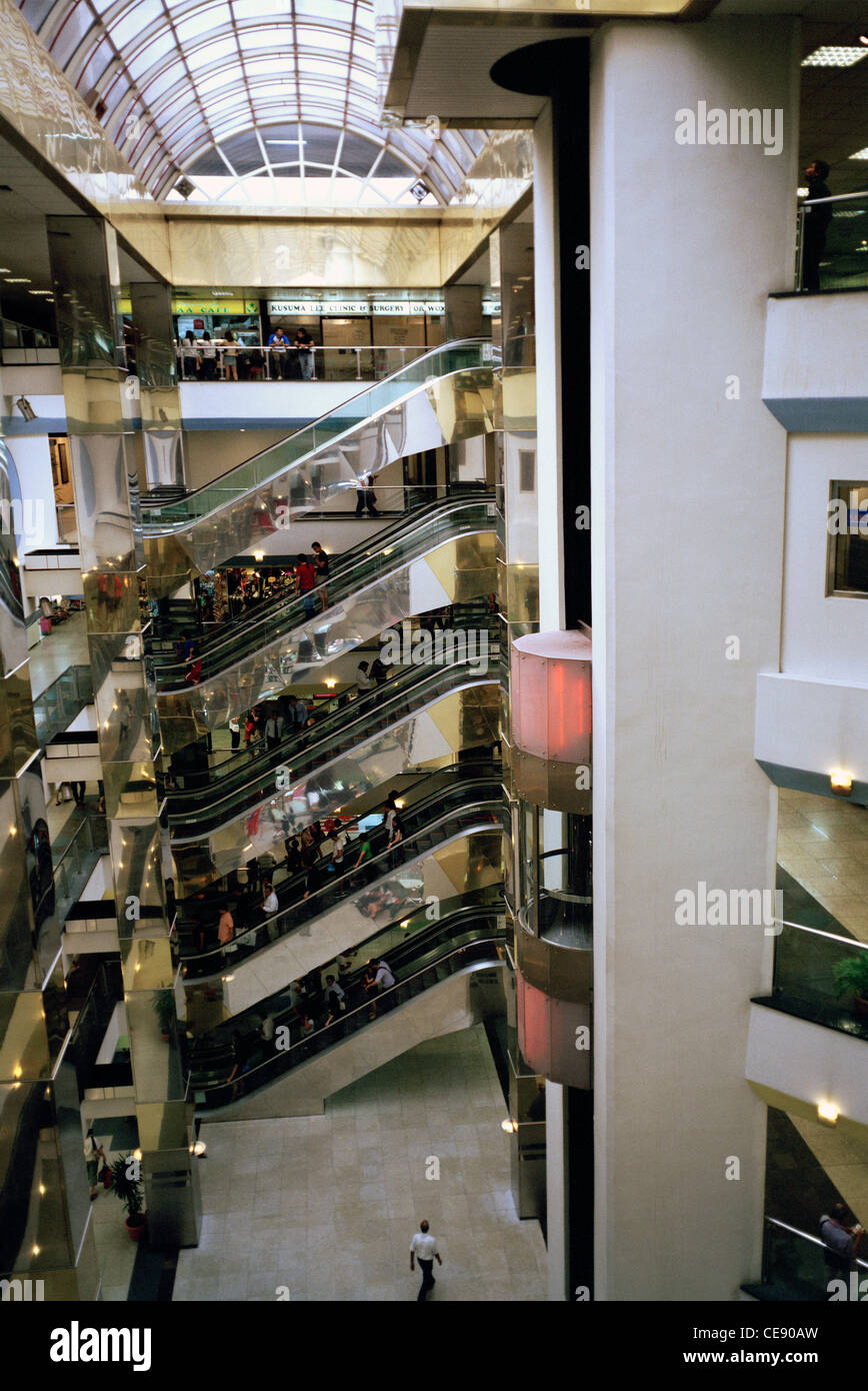 Interno di un moderno centro commerciale per lo shopping su Orchard Road a Singapore nel sud-est asiatico in Estremo Oriente. Architettura urbana consumismo Retail Foto Stock