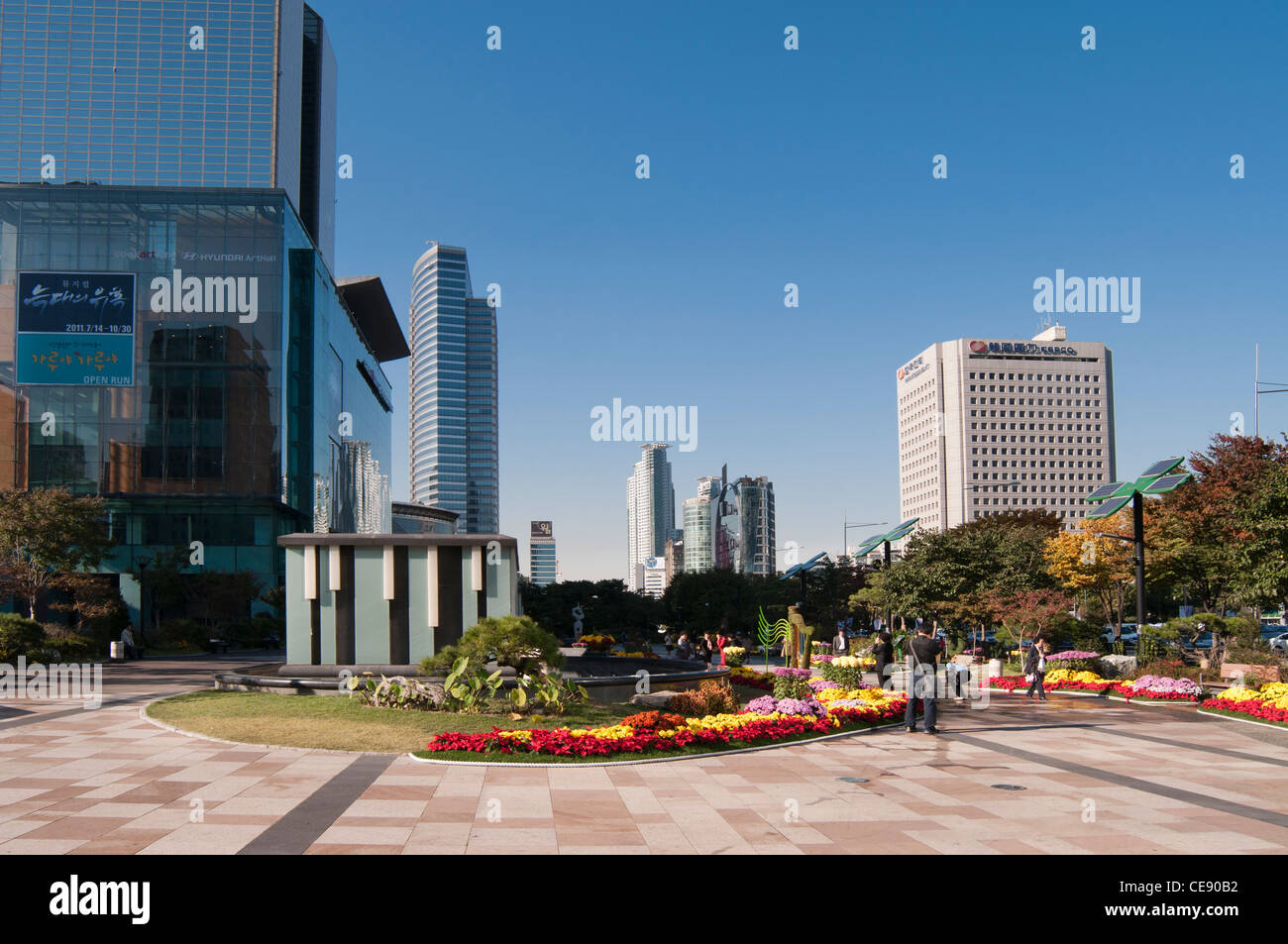 Moderni edifici di vetro e pedoni, Gangnam Gu, Seoul, Corea Foto Stock