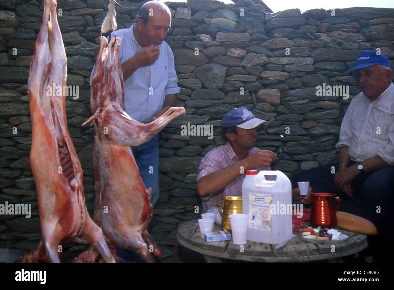 La gente sulla isola di kithnos sono la macellazione di una capra per la Domenica di Pasqua Foto Stock