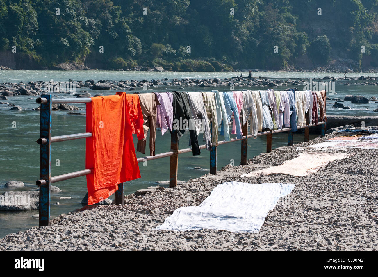 Lavaggio e asciugatura al sole accanto al fiume Gange, Rishikesh, Uttarakhand, India Foto Stock