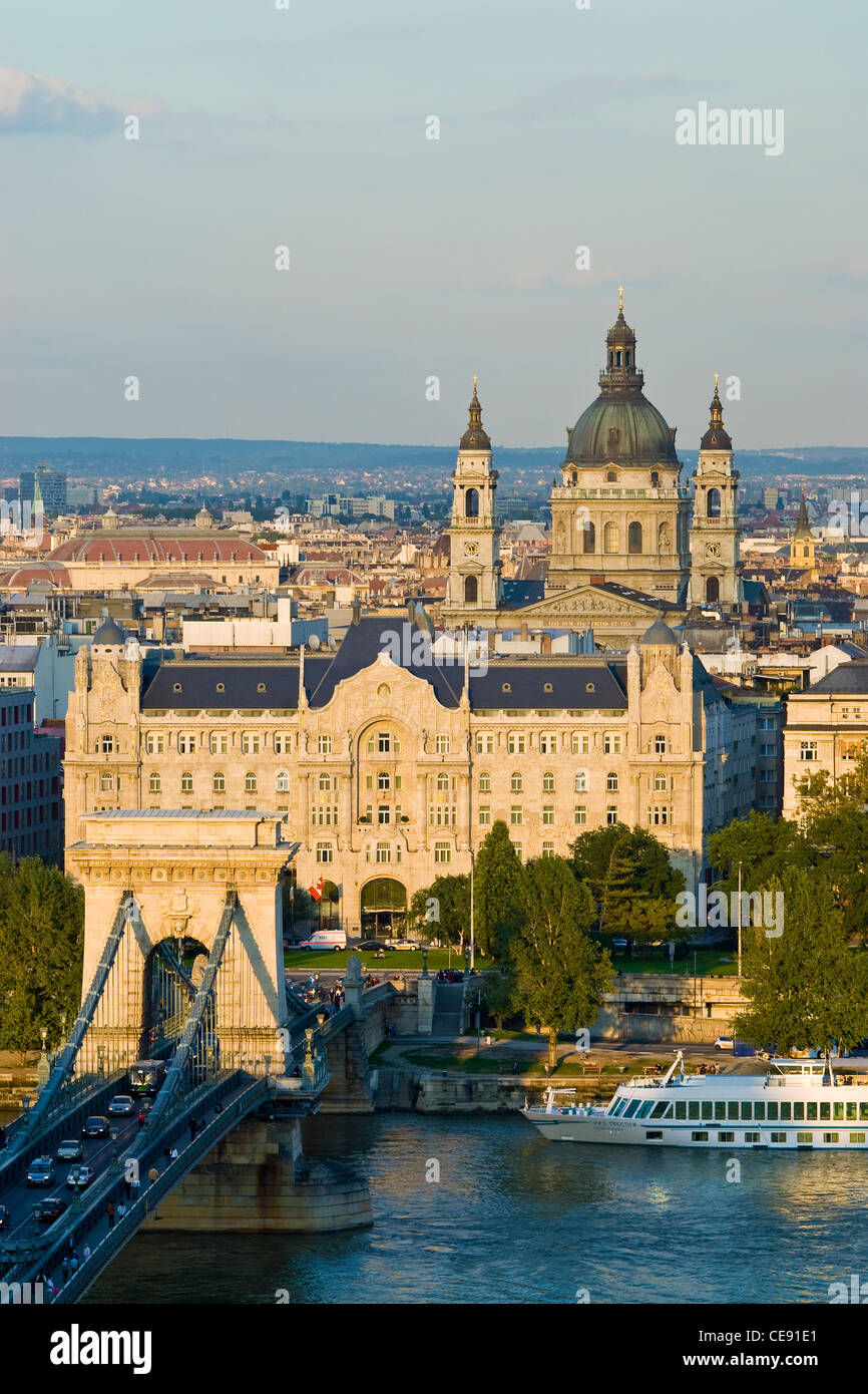 Il ponte della catena (Szechenyi lanchid), Gresham Palace e di Santo Stefano (Basilica Szent Istvan Bazilica), Budapest, Ungheria. Foto Stock