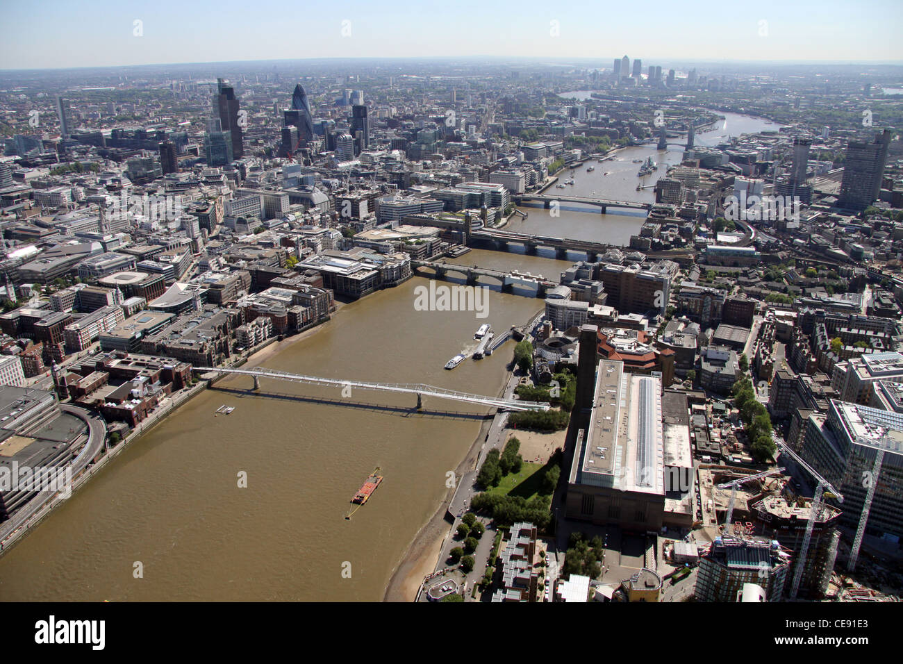 Immagine aerea di Tate Modern e il Tamigi guardando ad est da Southwark per la città di Londra. SE1 Foto Stock