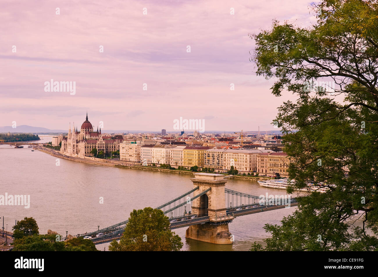 Vista dalla collina del castello quartiere di Pest e fiume Danubio tra cui il Parlamento europeo e il Ponte della Catena, Budapest, Ungheria. Foto Stock