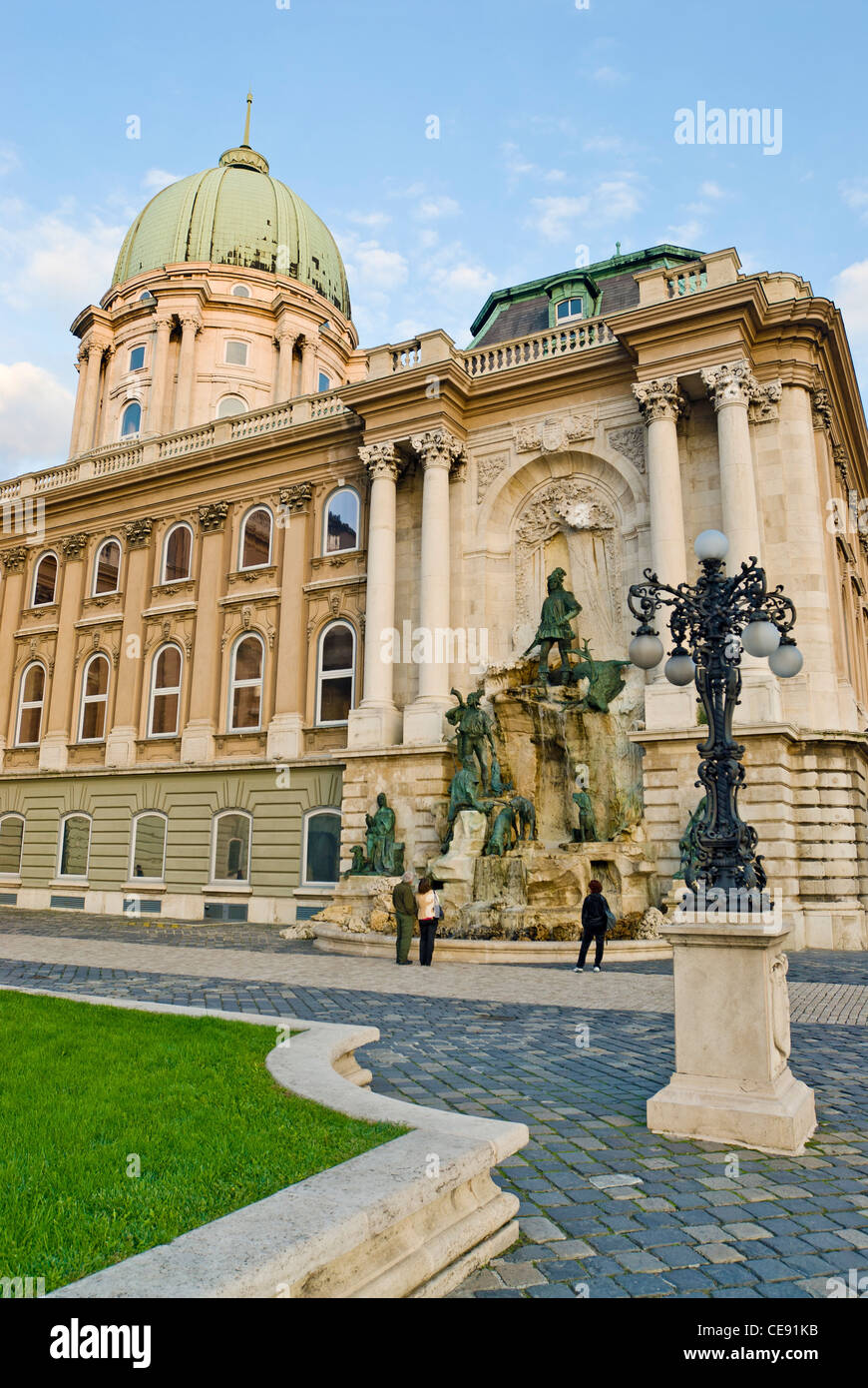 Re Mattia Corvino Fontana (Matyas) con Ilonka a destra, il Leone Cortile del Palazzo Nazionale, Budapest, Ungheria. Foto Stock