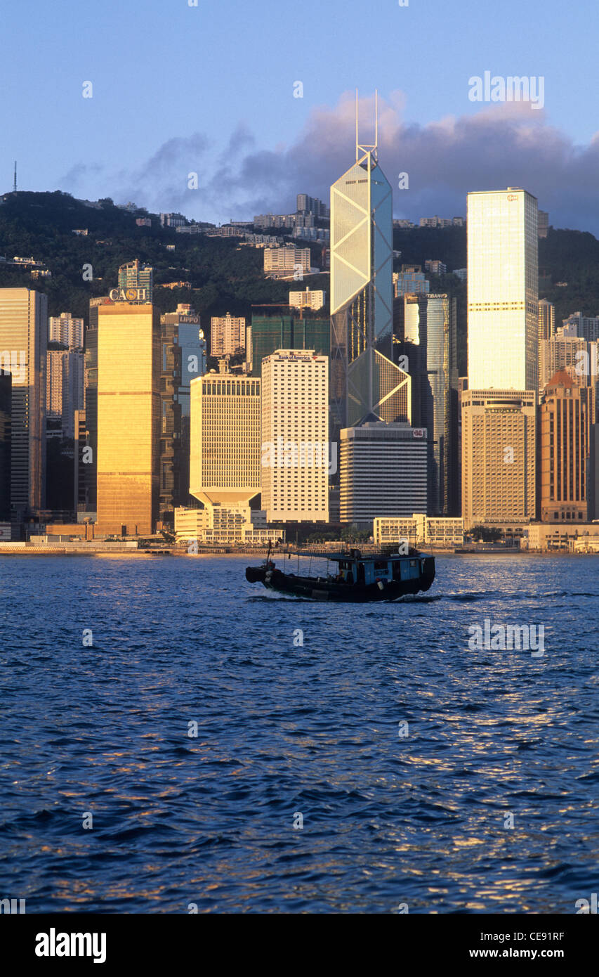 Guardando verso il quartiere centrale degli affari di Kowloon, Banca di Cina edificio in centro, spazzatura nel porto di Hong Kong, Cina. Foto Stock