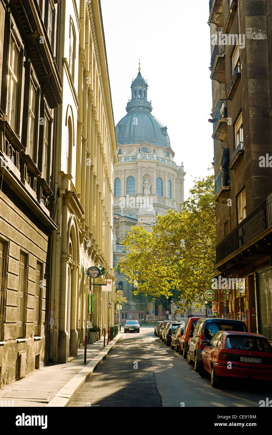 La Basilica di Santo Stefano visto da Lazar Utca, Budapest, Ungheria. Foto Stock