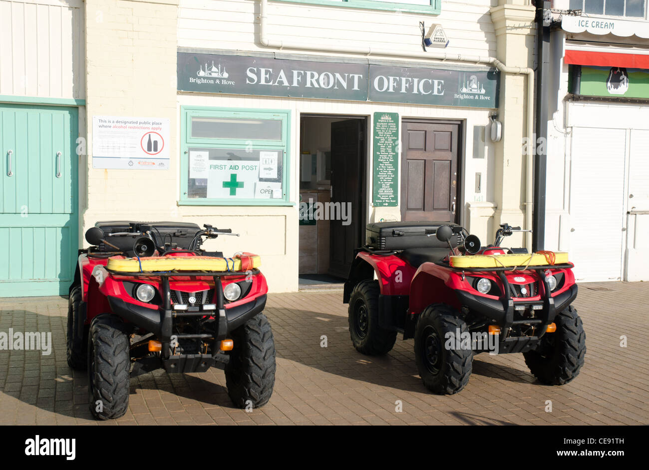 Due beach buggy quadbikes utilizzati dalla vita delle guardie a spiaggia ufficio sul lungomare di Brighton East Sussex Regno Unito Foto Stock