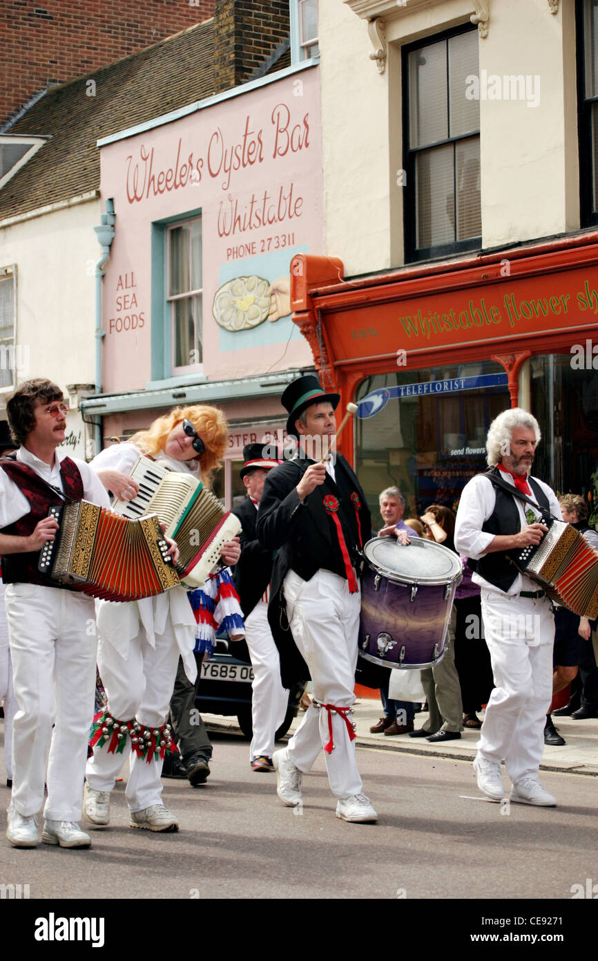 Giorno di maggio Morris ballerini in Whitstable High Street, Kent Foto Stock