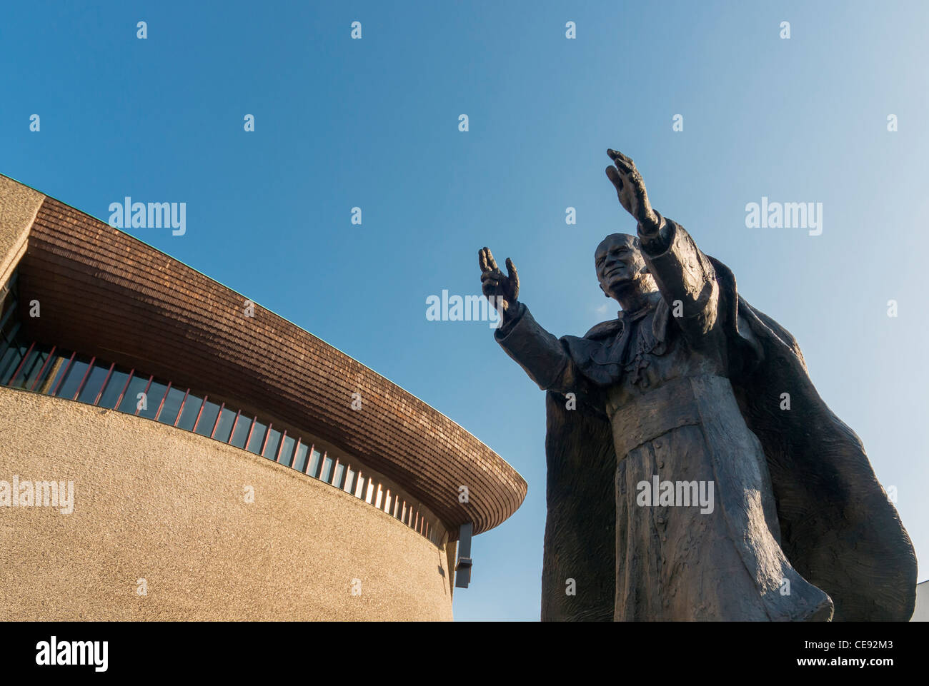 La statua di Papa Giovanni Paolo II a Arka Pana chiesa (Signore dell'Arca) Bienczyce nel distretto di Cracovia (Cracovia), Polonia Foto Stock