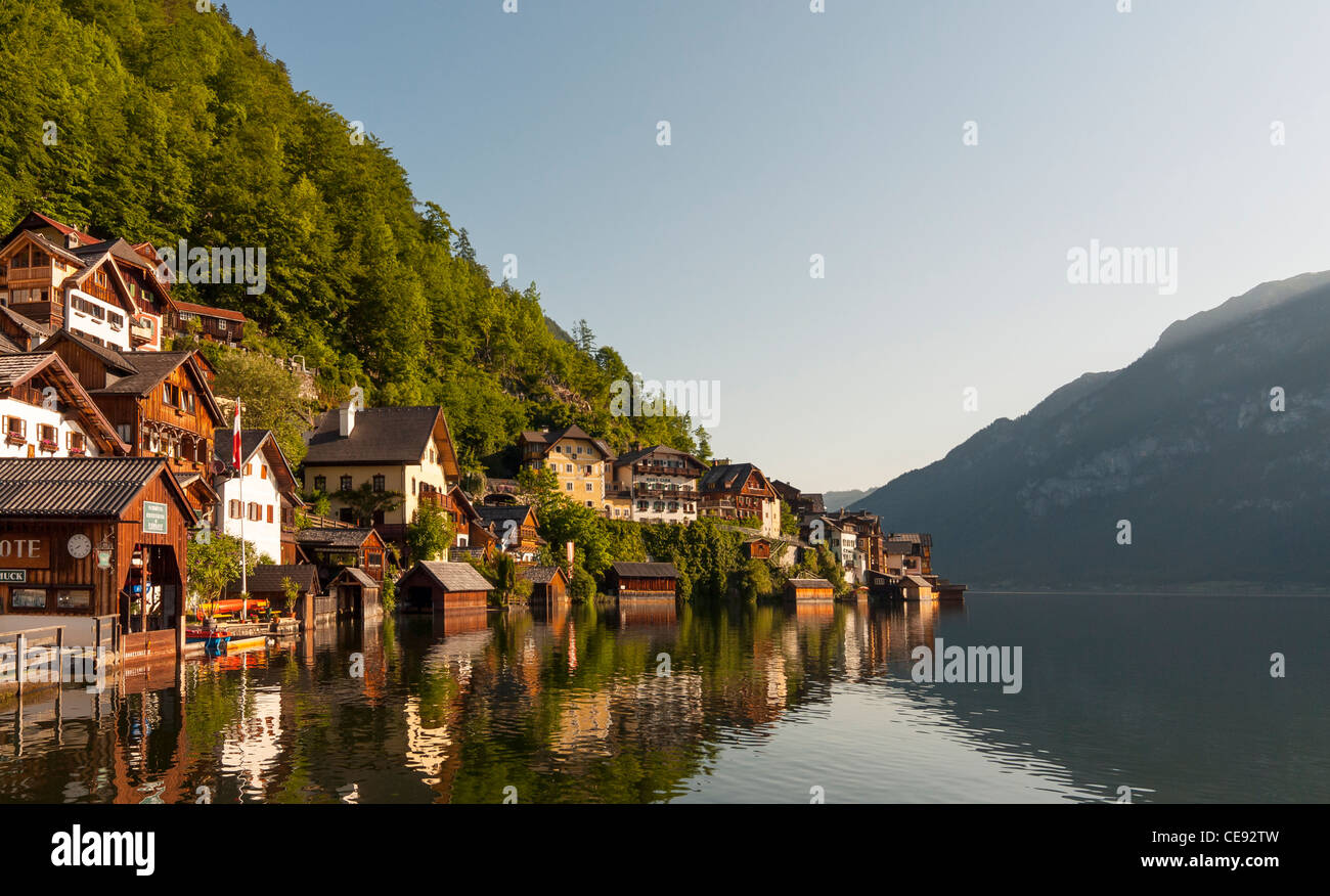 Case nel villaggio di Hallstatt dal lago Hallstattersee in area Salzkammergut Austria Superiore Foto Stock