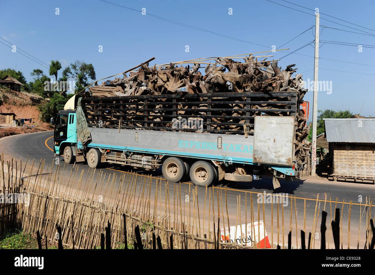 Asia LAOS provincia Oudomxay , villaggio Houyta presso la strada per la Cina, i carrelli di trasporto di legno alberi tropicali per la Cina Foto Stock