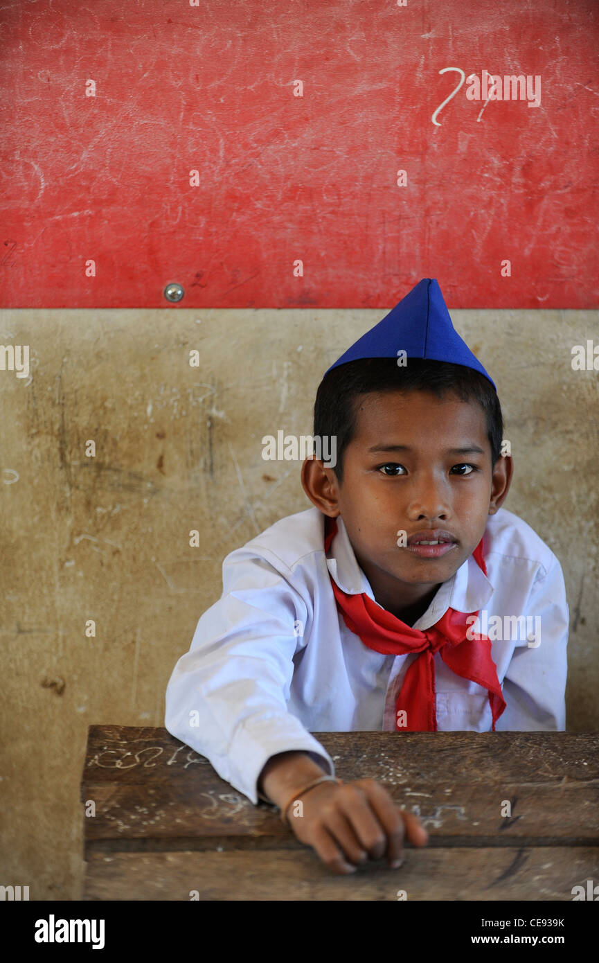Asia Laos Vientiane giovani bambini in Pioneer uniforme di comunista movimento pioniere nella scuola Foto Stock