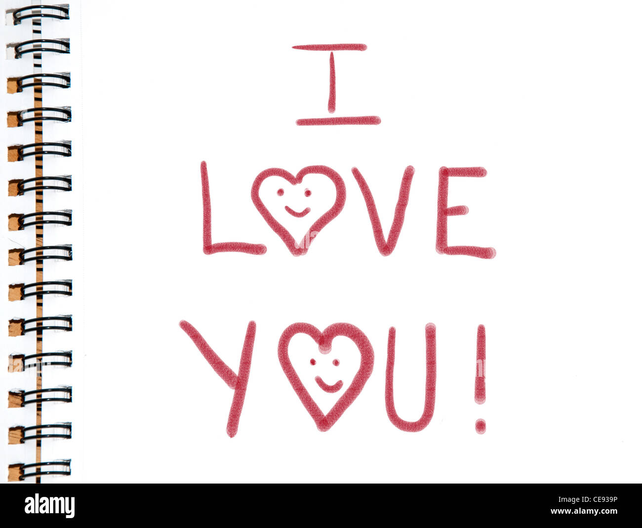Ti amo dipinto in colore rosso su bianco sketchbook pagina con cuori per lettera o - un design di San Valentino Foto Stock