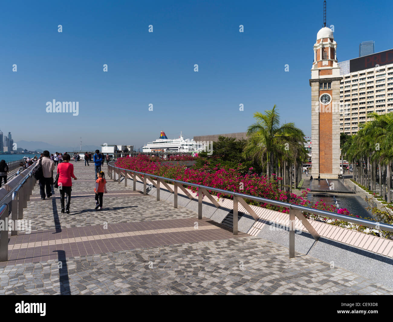 dh Kowloon lungomare Promenade TSIM SHA TSUI FAMIGLIA HONG KONG walking acqua anteriore orologio torre cinese passeggiata asiatico inverno Foto Stock